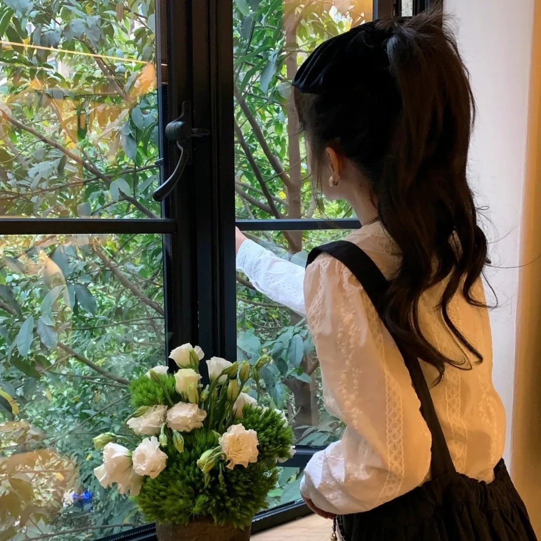 戴脚镣的女孩